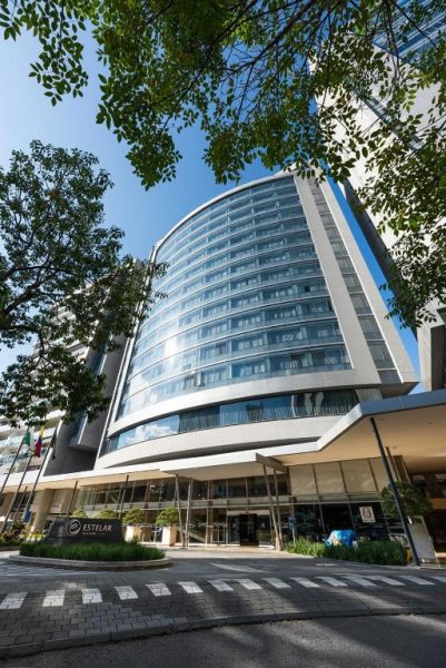 Fachada exterior del Hotel Estelar Milla de Oro con su moderna torre de cristal y entrada principal