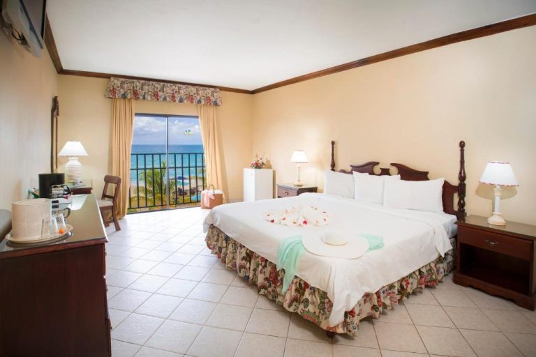 Habitación doble con cama king y vista al mar turquesa en Rooms on the Beach Negril, Jamaica