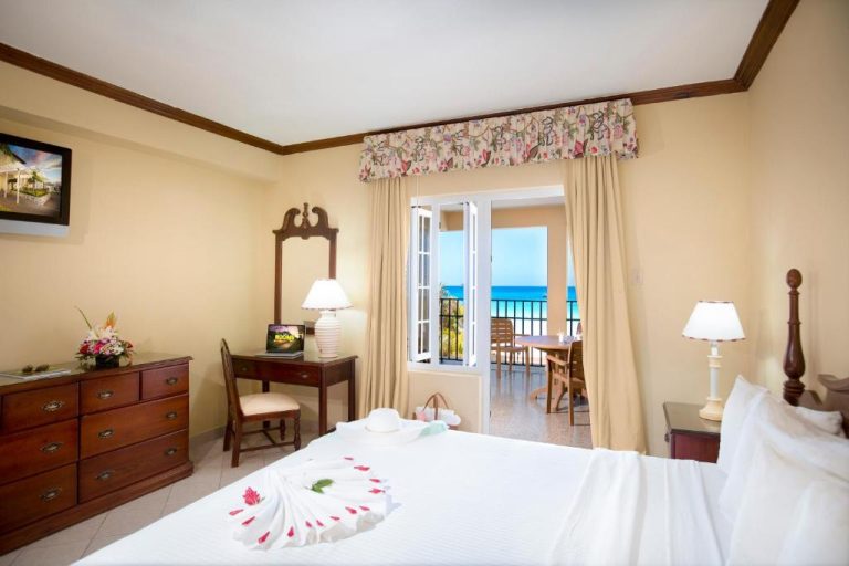 Habitación doble con cama king, escritorio y balcón con vista al mar en Rooms on the Beach Negril