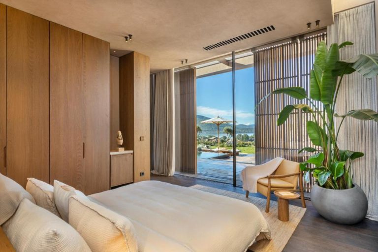 Habitación de lujo con cama doble y terraza con vistas al mar en Lujo Hotel Bodrum