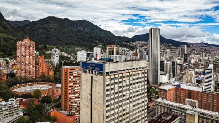 Vista aérea del Hotel Tequendama Suites Bogotá con la plaza de toros y los cerros orientales al fondo