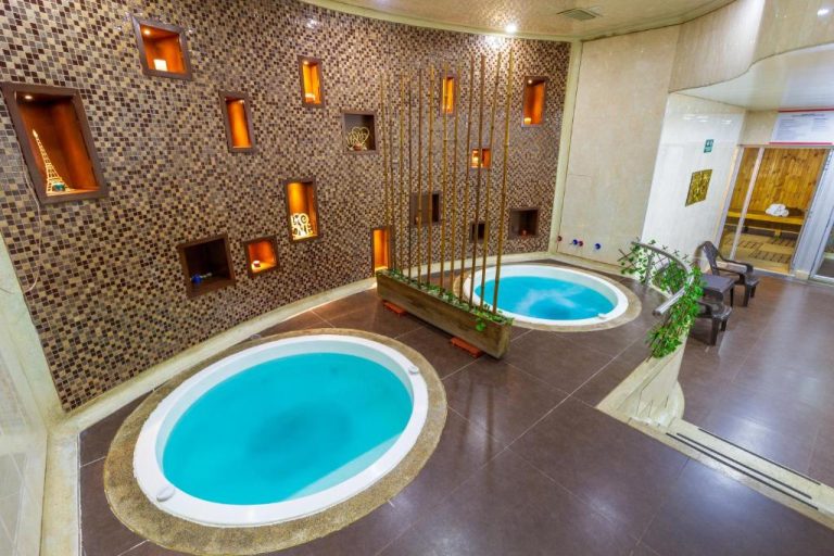 Área de spa con jacuzzi y piscina fría del hotel Tequendama Suites Bogotá, decorada con mosaicos