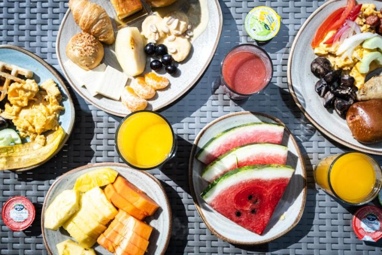 Desayuno buffet con frutas frescas, jugos naturales y croissants en Tequendama Suites Bogota