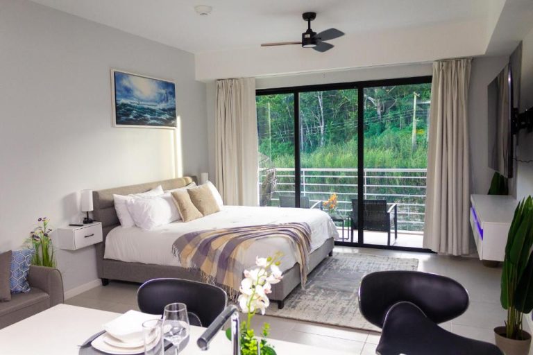 Habitación studio de lujo con cama doble, balcón con vistas al jardín y sala en Premium Studio with Pool View