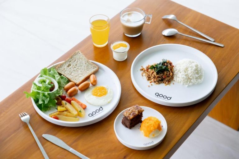 Desayuno buffet con platos occidentales y tailandeses en el Good Nakhonsawan Hotel