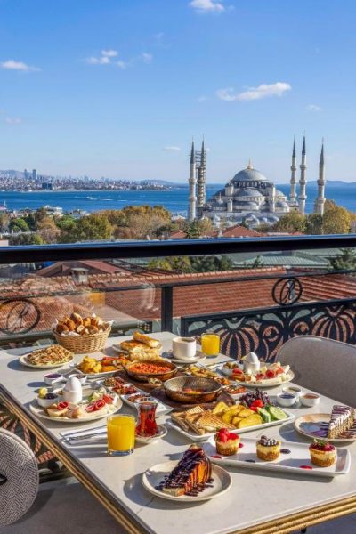 Desayuno turco en terraza del Rast Hotel Sultanahmet con vistas a la Mezquita Azul y el Bósforo