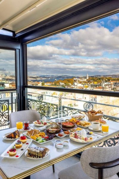 Desayuno turco tradicional con vistas al Bósforo en la terraza del Rast Hotel Sultanahmet