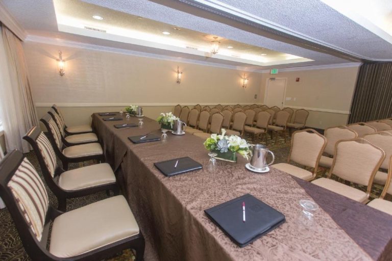 Sala de reuniones elegante con mesa de conferencias y sillas en Comfort Suites Paradise Island