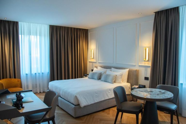 Habitación deluxe con cama doble y zona de escritorio en el Ambassador Palace Hotel