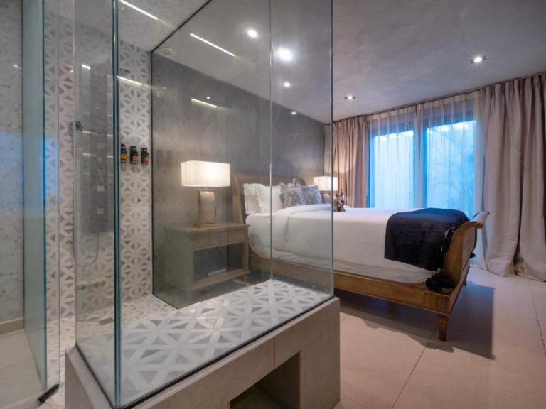 Habitación de lujo con ducha de cristal integrada y cama king en O:Live Boutique Hotel