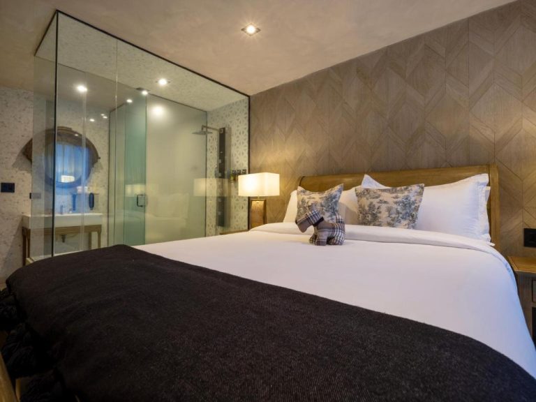 Habitación de lujo con ducha de cristal integrada y cama doble en O:Live Boutique Hotel