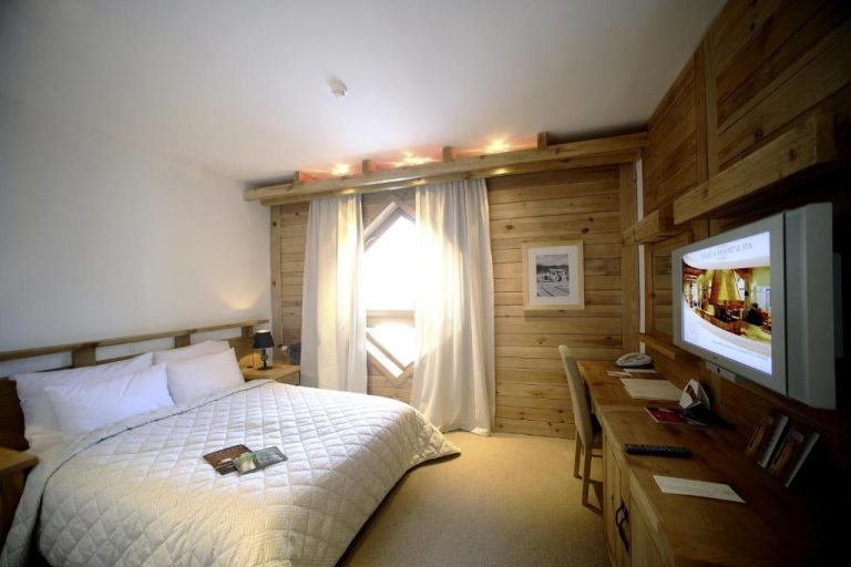 Habitación doble con decoración en madera natural y escritorio en Bianca Resort & Spa