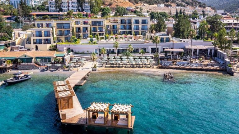 Vista aérea del embarcadero privado y playa cristalina del Hotel Casa Nonna Bodrum Adult Only