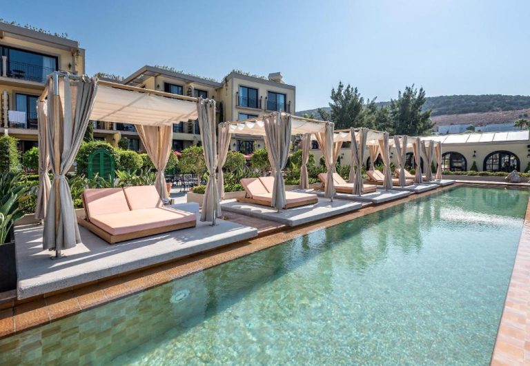 Piscina exterior con cabañas de lujo y tumbonas en Casa Nonna Bodrum Adult Only, Turquía
