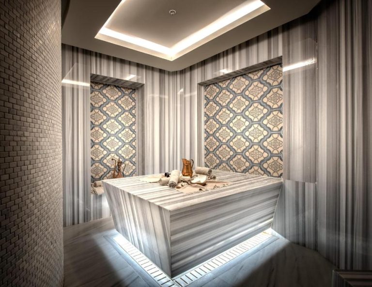 Lujoso hammam de mármol con mosaicos decorativos en el spa del Hotel Casa Nonna Bodrum Adult Only