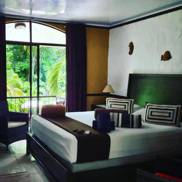 Habitación doble con cama king y vistas al jardín tropical en Hotel Belvedere Playa Samara Costa Rica