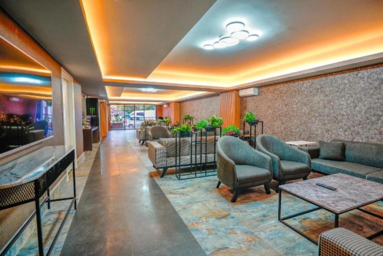 Elegante lobby y zona de descanso con sofás y sillones del Lupo Libero Hotel Spa