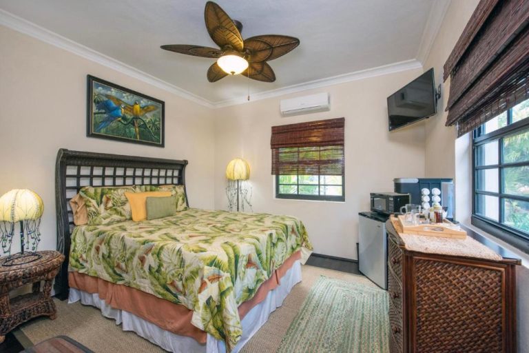 Habitación tropical con cama doble y decoración caribeña en The Pilot House