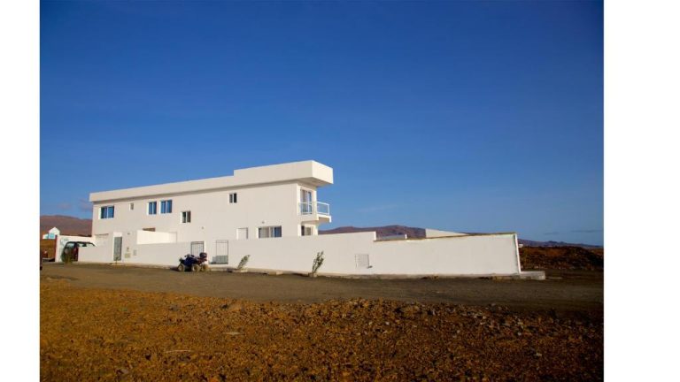 Fachada exterior blanca del Cacimba Sunset Lodge con vistas al paisaje volcánico de Fuerteventura