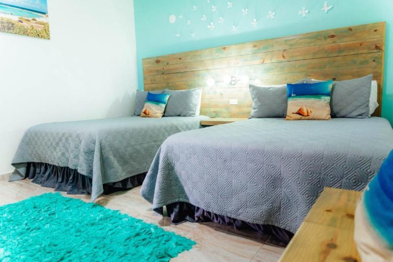 Habitación doble con dos camas y decoración marina en Hotel RH Boutique Aruba