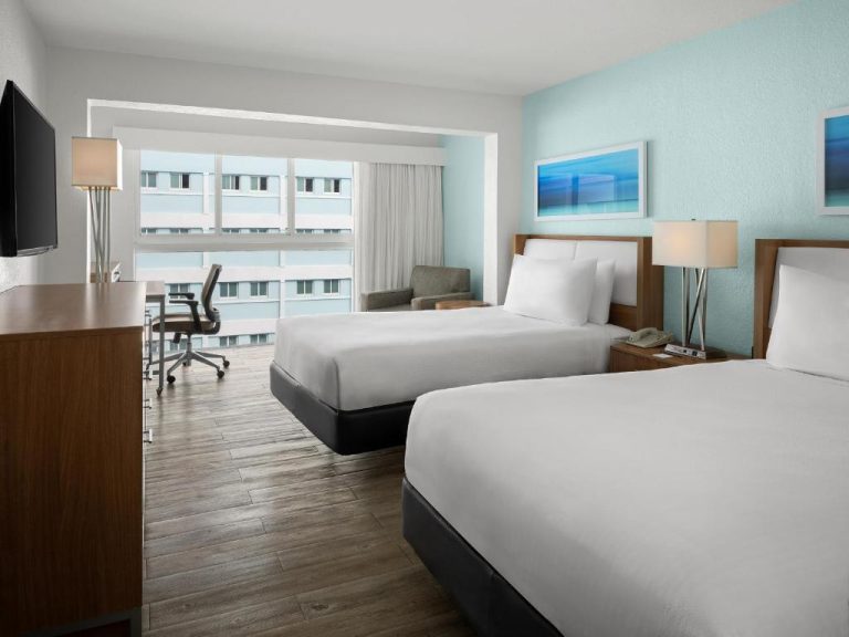 Habitación doble con dos camas queen y vistas al exterior en Courtyard by Marriott Nassau Junkanoo Beach