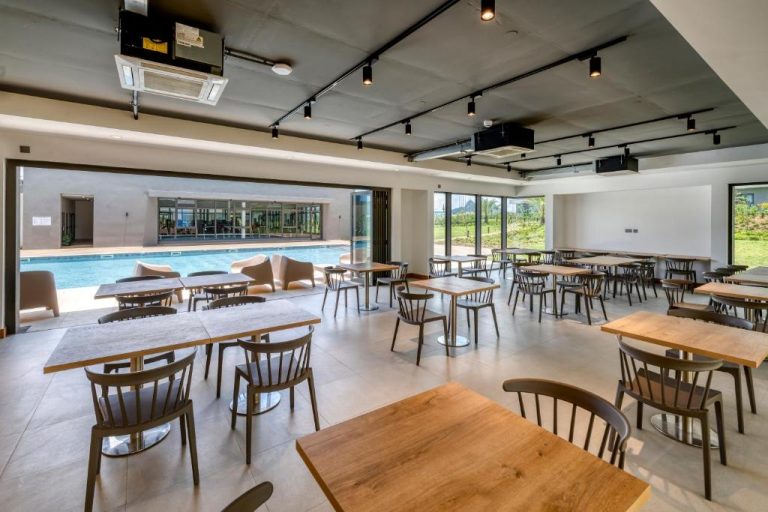 Restaurante interior con terraza abierta junto a la piscina exterior del Minissy Suites