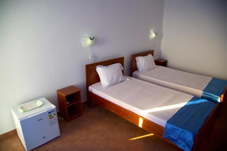 Habitación twin con dos camas individuales y minibar en Cacimba Sunset Lodge