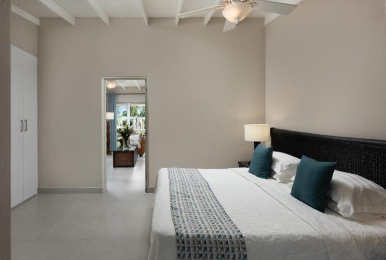 Habitación doble con cama king size y almohadas turquesas en All Seasons Resort