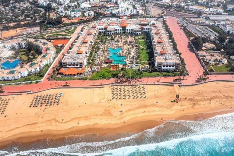 Vista aérea del Hotel Riu Palace Tikida Agadir con piscinas, jardines y playa de arena dorada
