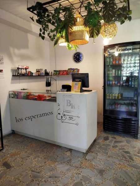 Recepción con tienda de snacks y bebidas del Hotel Bayadera Real con decoración tropical