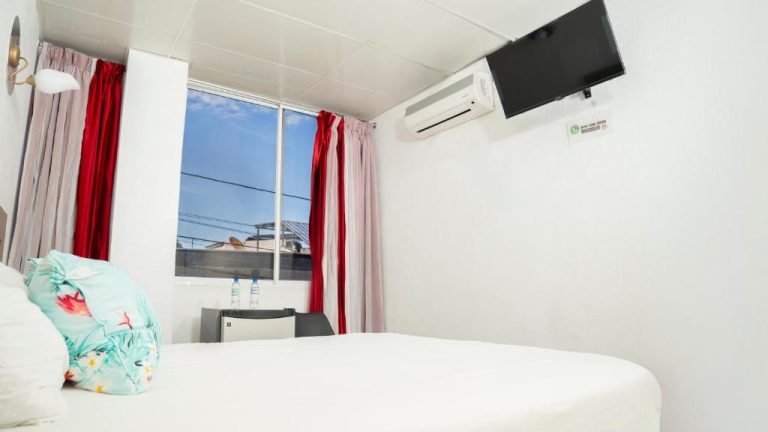 Habitación doble con cama matrimonial, TV y aire acondicionado en Hotel Gold Premium