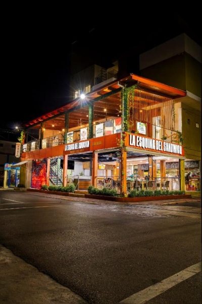 Restaurante La Esquina del Sandwich del Hotel Gold Premium iluminado de noche en esquina exterior