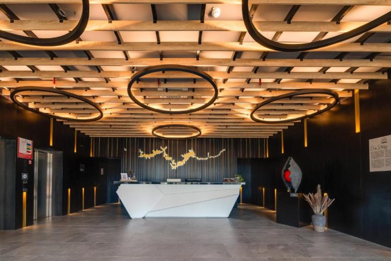 Recepción moderna con luces circulares en el techo del Lyra Hotel Plitvice en Croacia