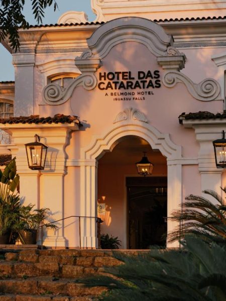 Fachada principal y entrada del Hotel das Cataratas, A Belmond Hotel, en las Cataratas del Iguazú