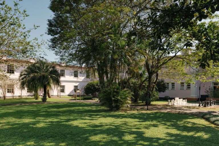 Jardín exterior con ajedrez gigante y árboles tropicales del Hotel das Cataratas Belmond en Iguazú