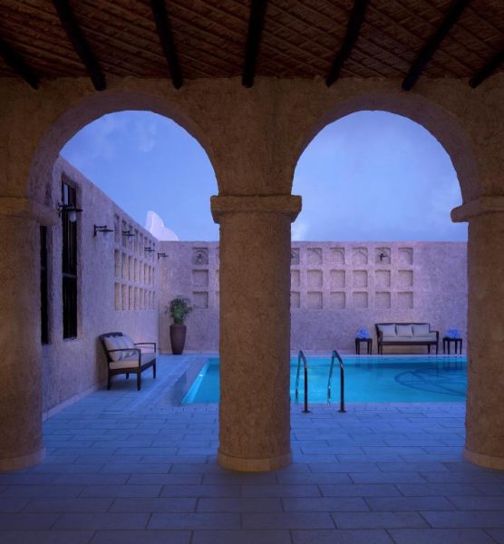 Piscina privada con arcos de piedra y ambiente árabe en Souq Waqif Boutique Hotels Tivoli, Doha