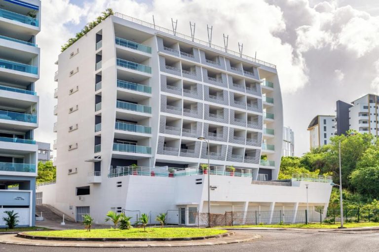 Fachada exterior del B&B HOME Fort-de-France Marina, edificio moderno con balcones y terraza en Martinica