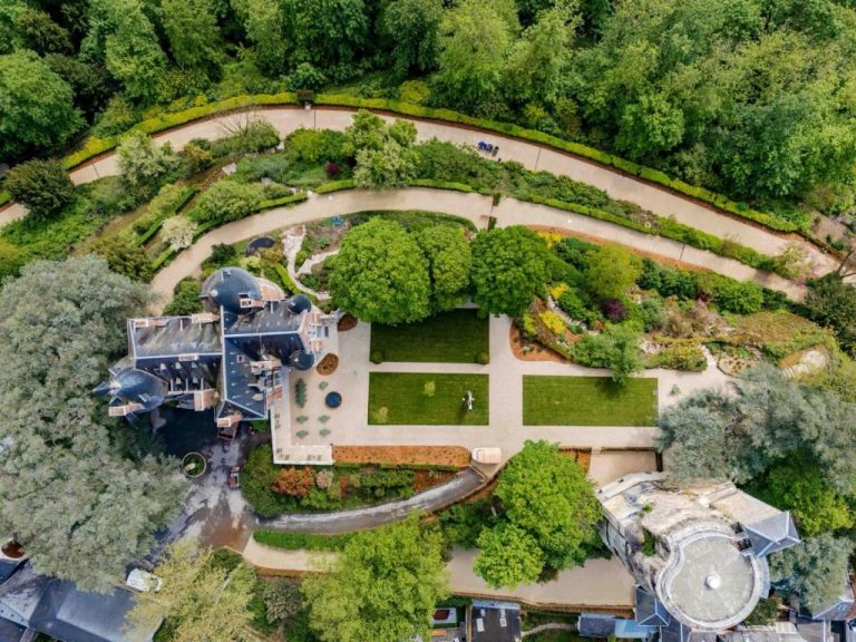 Vista aérea de los jardines históricos y château de Les Hauts de Sancerre rodeados de vegetación