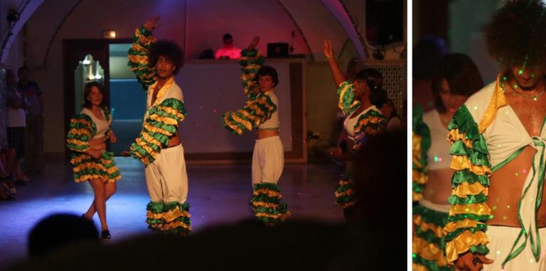 Espectáculo de baile tropical con trajes de colores en el Le Hammamet Hôtel & Spa