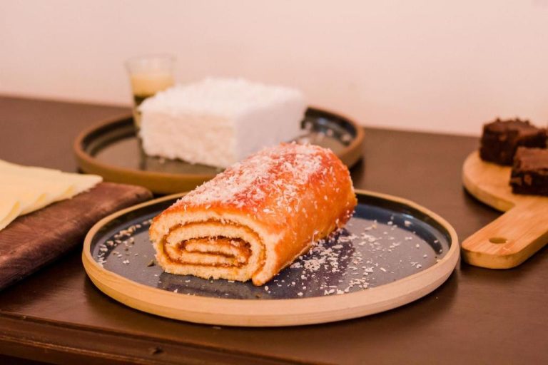 Rocambole de dulce de leche con coco rallado en la Pousada Maria Maria, postre artesanal brasileño