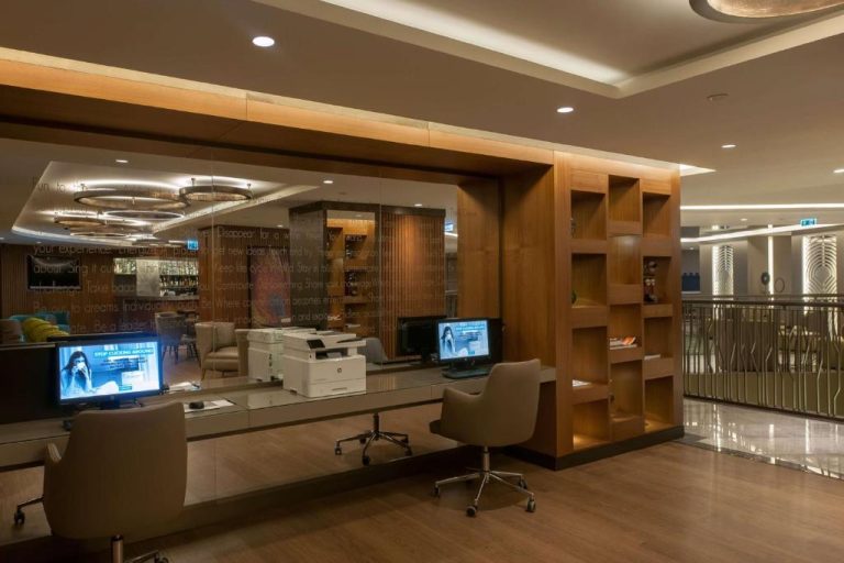 Centro de negocios con ordenadores y impresora del DoubleTree by Hilton Istanbul Sirkeci