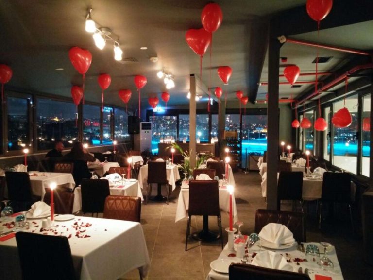 Restaurante romántico con globos rojos en forma de corazón y velas del DoubleTree by Hilton Istanbul Sirkeci