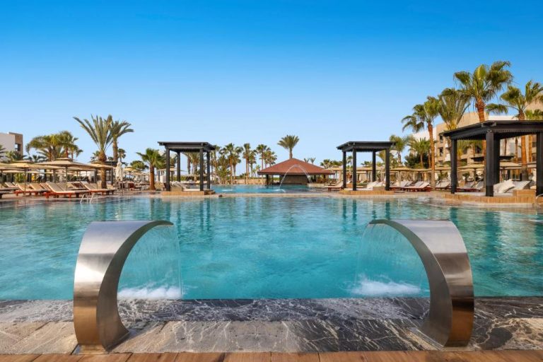 Piscina exterior con cascadas de acero y palmeras del Hotel Riu Palace Tikida Agadir All Inclusive
