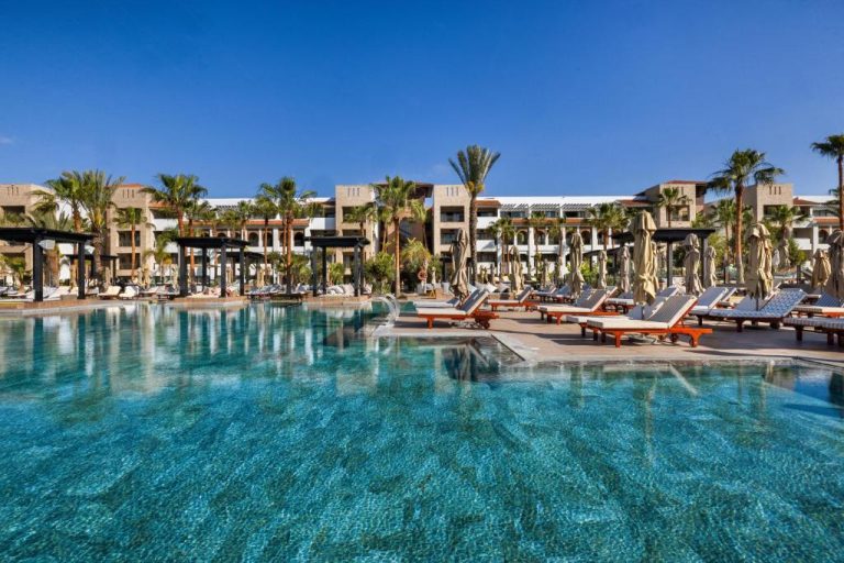 Piscina exterior con tumbonas y palmeras del Hotel Riu Palace Tikida Agadir All Inclusive