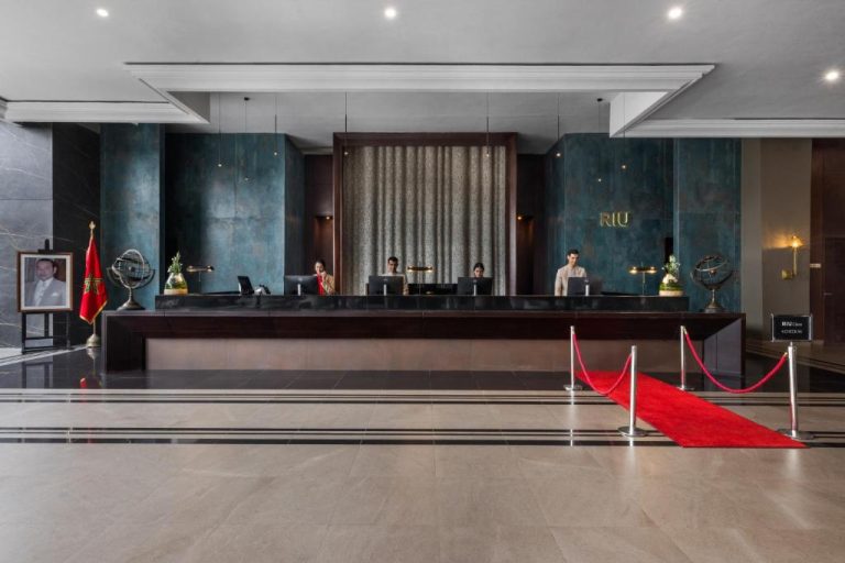 Recepción principal con alfombra roja y mostrador de check-in del Hotel Riu Palace Tikida Agadir