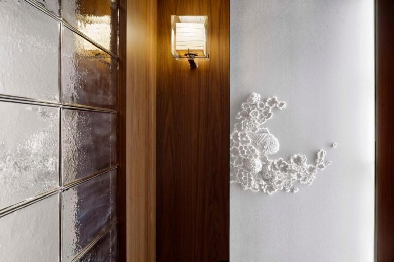 Pasillo decorado con escultura floral en relieve y panel de madera del Andaz Tokyo Hyatt