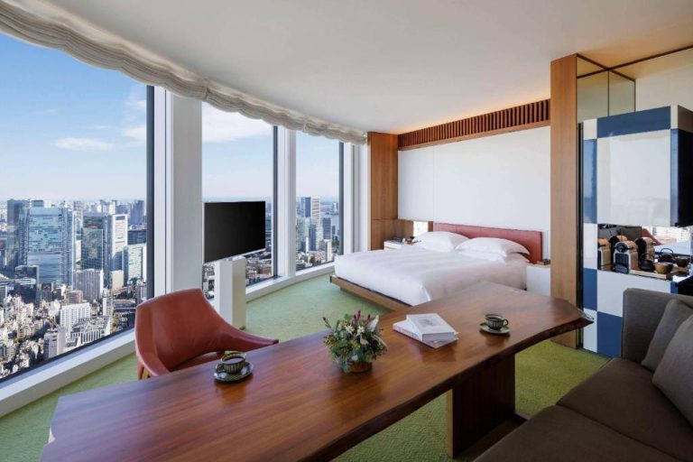 Habitación deluxe con cama doble y vistas panorámicas a Tokio en el hotel Andaz Tokyo by Hyatt