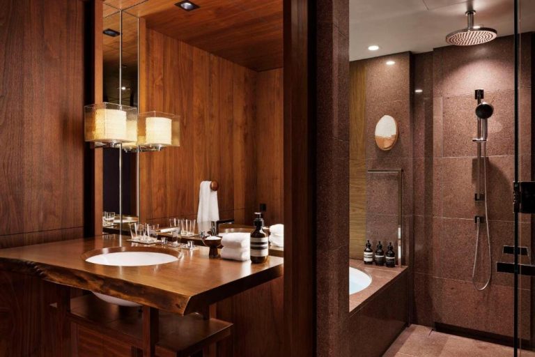 Baño de lujo con lavabo en madera natural y ducha de lluvia en el Andaz Tokyo Hyatt