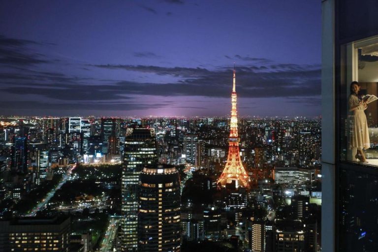 Vista nocturna de la Torre de Tokio iluminada desde el Andaz Tokyo, hotel de lujo Hyatt