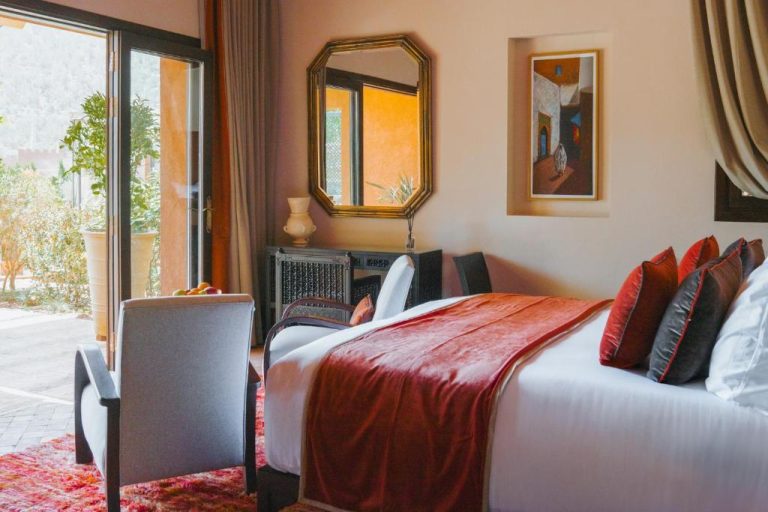 Habitación de lujo con cama doble y decoración marroquí tradicional en Kasbah Tamadot, retiro de Sir Richard Branson